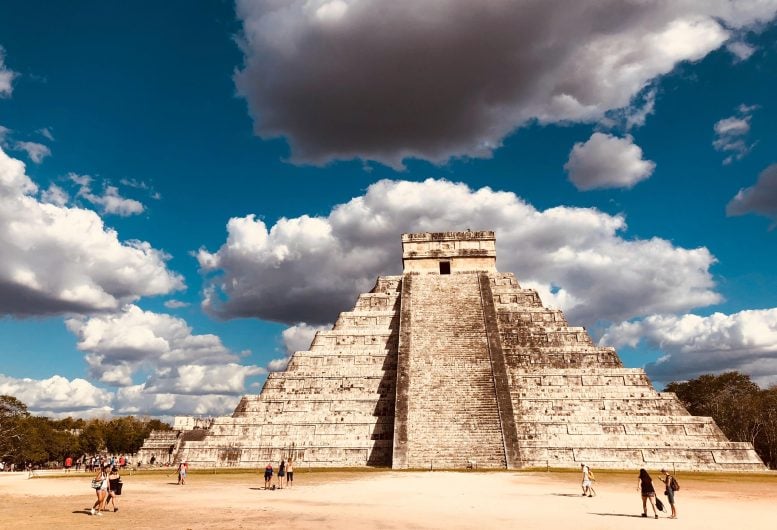 El Castillo at Chichén Itzá With People Cropped