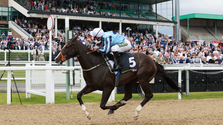 Onesmoothoperator lives up to his name in the Northumberland Plate 