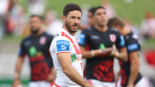 Dragons coach Shane Flanagan has convinced Ben Hunt to stay put.