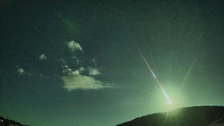 Spectacular Meteor Captured by ESA’s Fireball Camera in Cáceres, Spain [Video]