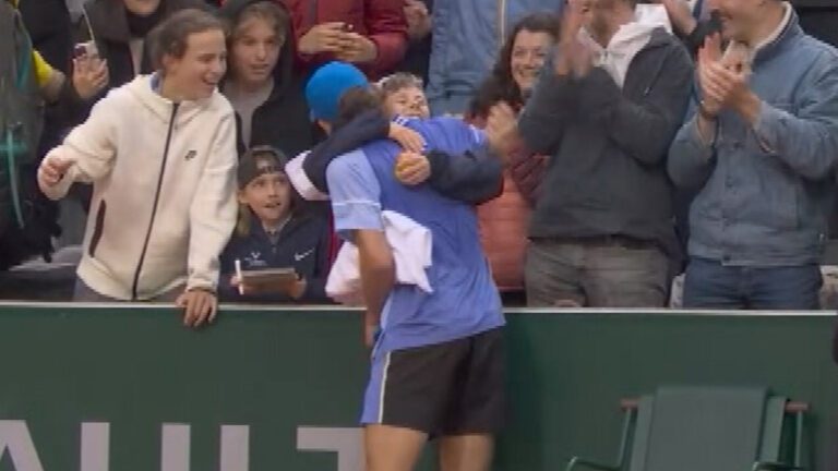 Alex De Minaur defeats Jan-Lennard stuff, hugs fan, video, reaction, Thanasi Kokkinakis out after five-set loss Taylor Fritz