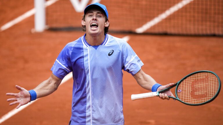 Alex de Minaur defeats Daniil Medvedev to qualify for Roland-Garros quarter-final