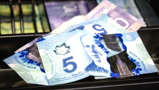 Canada ‘sleepwalking’ into cashless society, consumer advocates warn