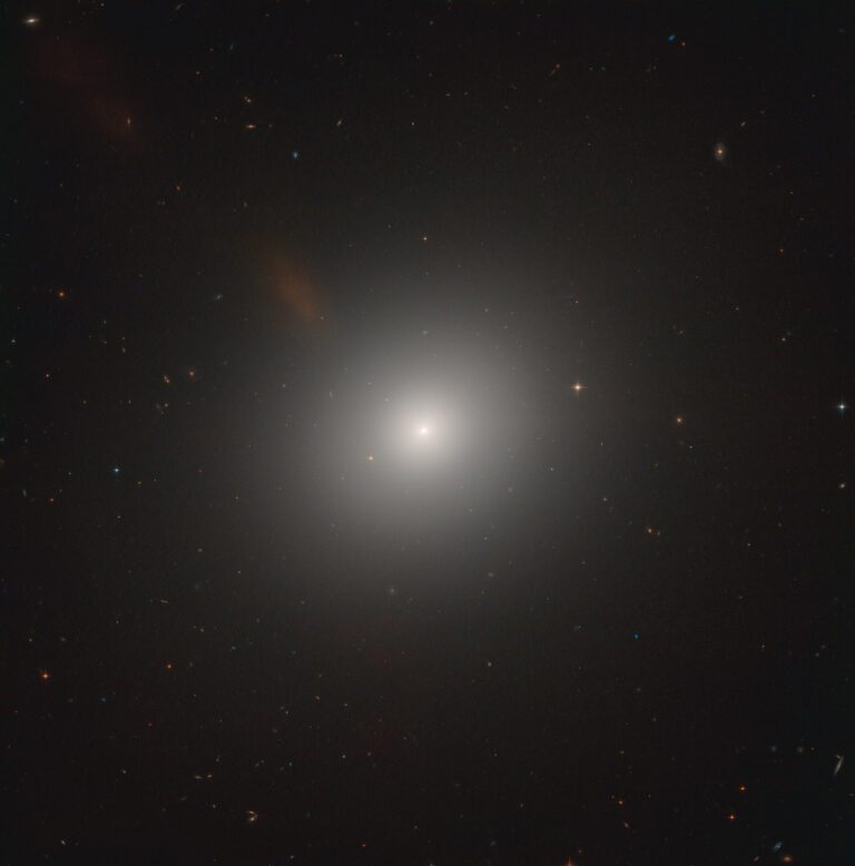 Hubble examines elliptical galaxy Messier 105