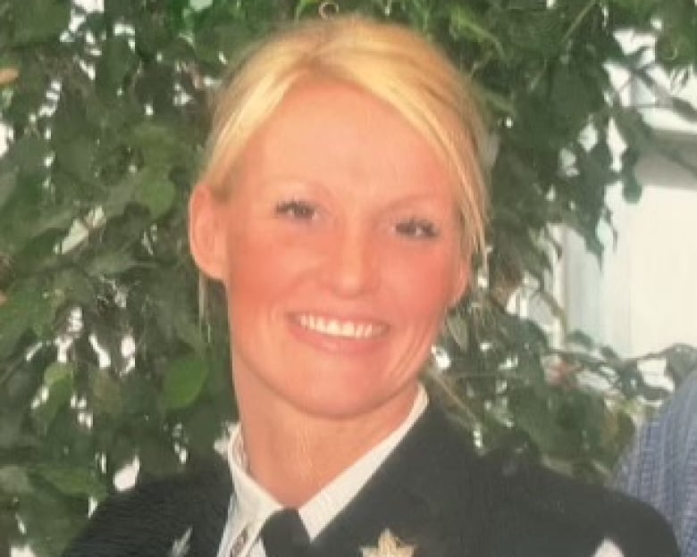 A woman police officer in uniform.