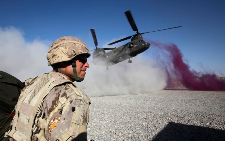 A Canadian CH-47 Chinook helicopter lands to pick up Canadian soldiers leaving forward fire base Zangabad in Panjwai district in Kandahar province southern Afghanistan June 18, 2011. Canada will end its combat role in Afghanistan by the end of July, after nearly ten years fighting in Afghanistan. REUTERS/Baz Ratner (AFGHANISTAN - Tags: CONFLICT MILITARY) - RTR2NT4L