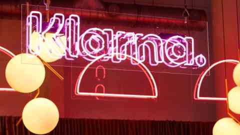 A neon sign that reads Klarna