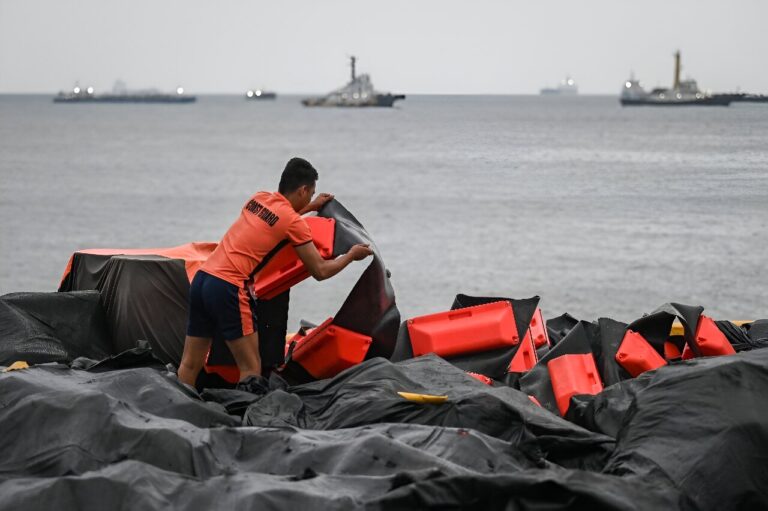 Philippines races to avoid ‘environmental catastrophe’ from oil spill