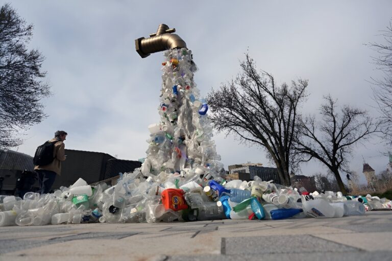 US to phase out federal purchase of single-use plastics