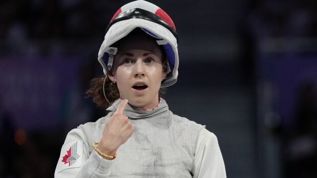 History made: Eleanor Harvey wins Canada’s 1st-ever Olympic fencing medal with bronze