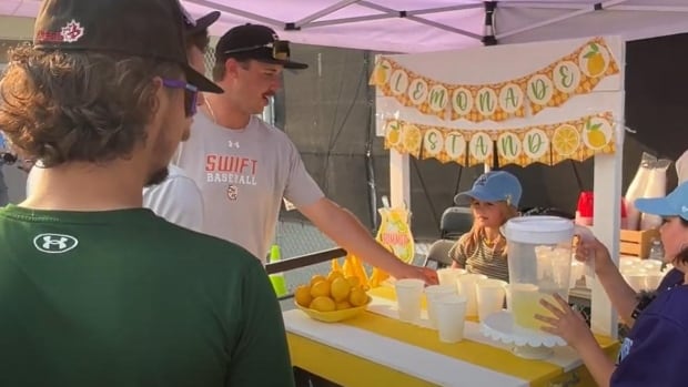 Community rallies around 7-year-old Saskatoon girl robbed of cash, candy at lemonade stand
