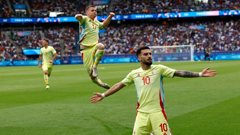 Spain's Baena Alex, right, celebrates after scoring his goal during the men's soccer gold medal match between France and Spain at the Parc des Princes during the 2024 Summer Olympics, Friday, Aug. 9, 2024, in Paris, France. (AP Photo/Aurelien Morissard)