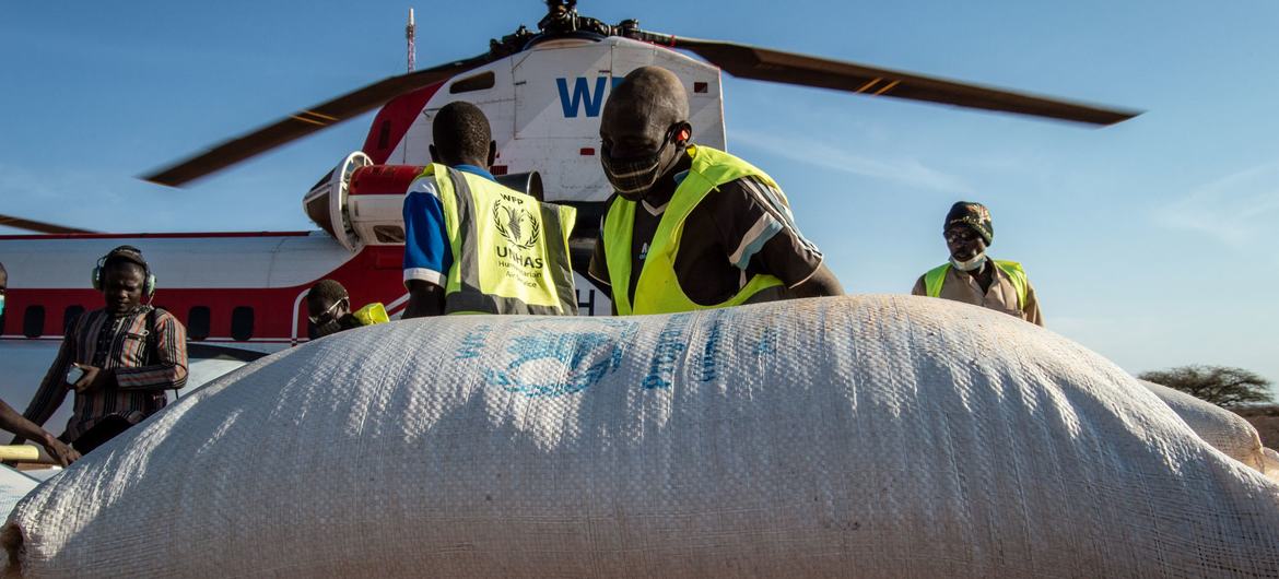 UNHAS staff unload aid supplies in Burkina Faso.