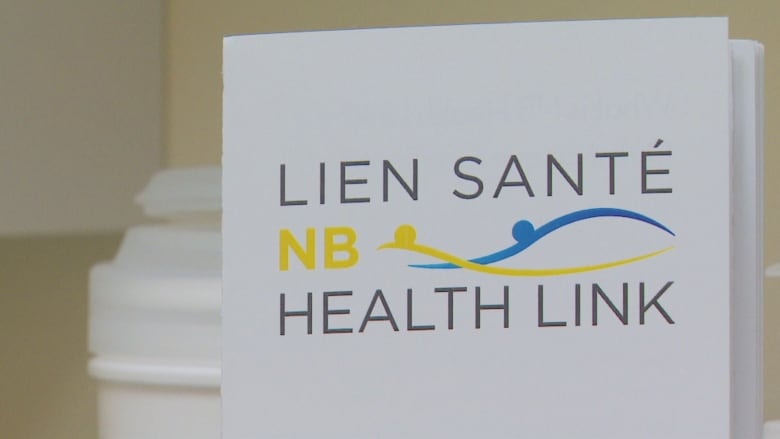 A sign that says "Lien Sante | NB | Health Link"