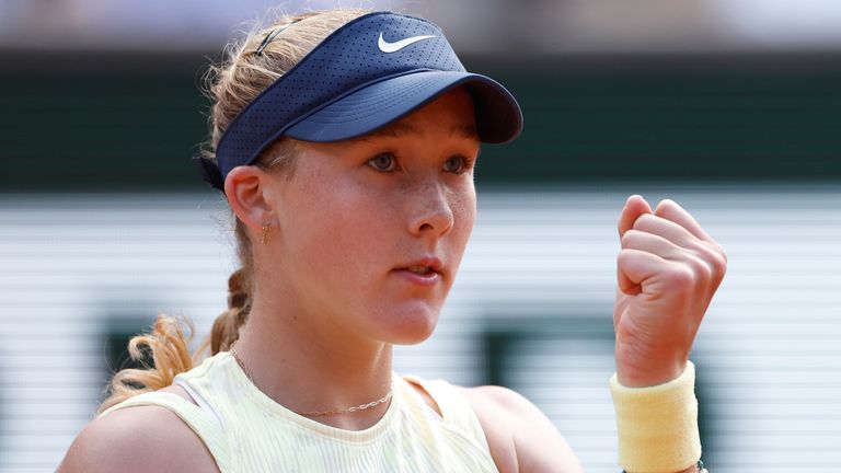 Russia's Mirra Andreeva clenches her fist after scoring a point against Aryna Sabalenka of Belarus during their quarterfinal match of the French Open tennis tournament at the Roland Garros stadium in Paris, Wednesday, June 5, 2024. (AP Photo/Aurelien Morissard)