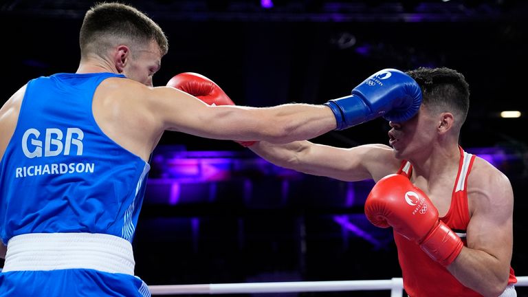 Jordan's Zeyad Eashash, right, fights Britain's Lewis Richardson in their men's 71kg quarterfinal boxing match at the 2024 Summer Olympics, Saturday, Aug. 3, 2024, in Paris, France. (AP Photo/John Locher)