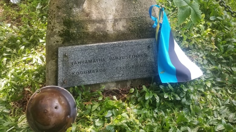 Plaque says "Vahvamaida Varjuseina Kodumaada Kaitsemaie" in Estonian