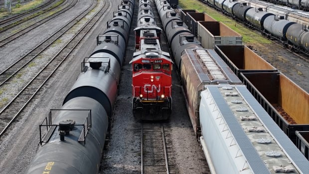 Federal labour board orders striking rail workers back to work, imposes binding arbitration