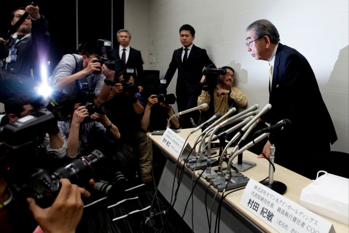 Toshifumi Suzuki leaves a press conference in 2016 after announcing his resignation as chief executive of Seven & i