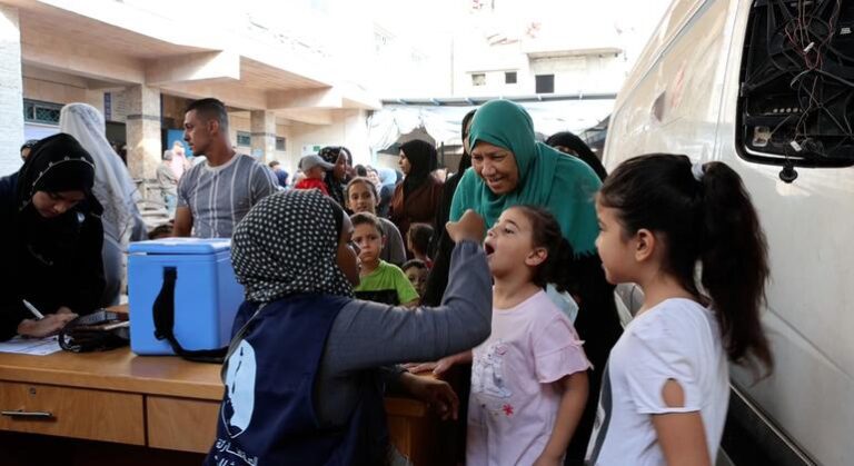 Between fear and hope, Gazans parents line up in their thousands to protect their children from polio