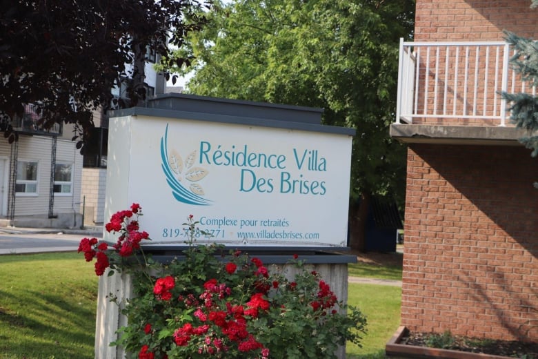 A photo of a sign outside of a building that reads Residence Villa des Brises 