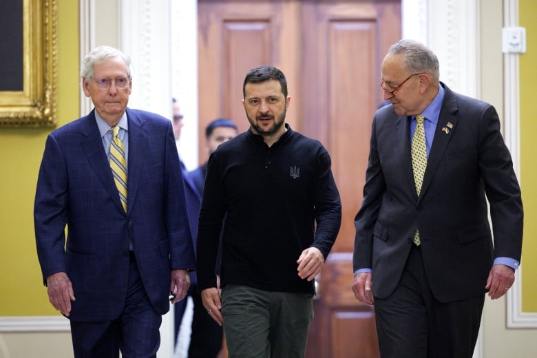 U.S. Senate Minority Leader Mitch McConnell (left), walks with Ukrainian President Volodymyr Zelenskyy (centre) and U.S. Senate Majority Leader Chuck Schumer (right) to a meeting at the U.S. Capitol on Thursday.