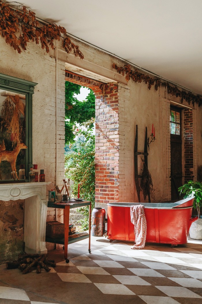 An antique bath in the préau