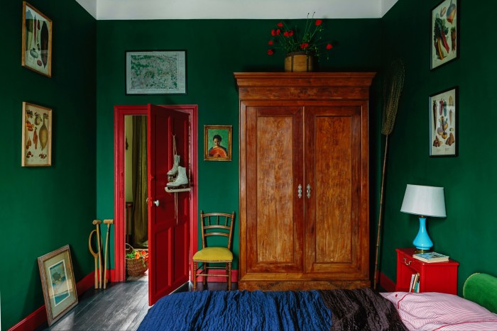 The emerald-green winter bedroom in L’Ancienne École