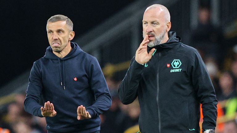 WOLVERHAMPTON, ENGLAND - SEPTEMBER 28:  Wolverhampton Wanderers manager Gary O'Neil shouts instructions to his team from the technical area during the Premier League match between Wolverhampton Wanderers FC and Liverpool FC at Molineux on September 28, 2024 in Wolverhampton, England. (Photo by Alex Dodd - CameraSport via Getty Images)