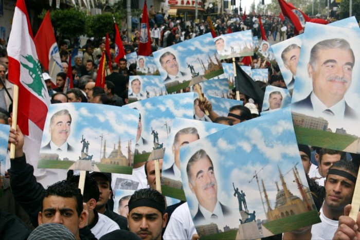 Mourners holding up pictures of Hariri