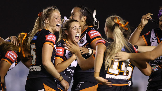 Wests Tigers players celebrate victory following the round nine NRLW match between Cronulla Sharks and Wests Tigers at PointsBet Stadium on September 19, 2024 in Sydney, Australia. (Photo by Jason McCawley/Getty Images)