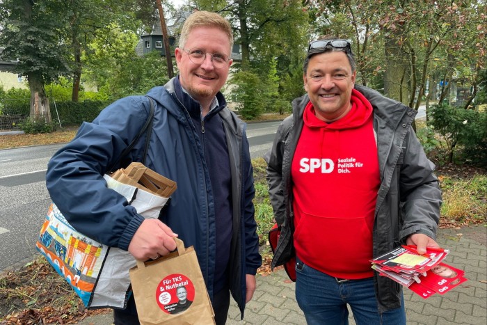 SPD lawmaker Sebastian Rüter, left, campaigning in the Berlin suburbs 