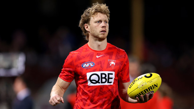 Callum Mills warms up in round 22 for Sydney.