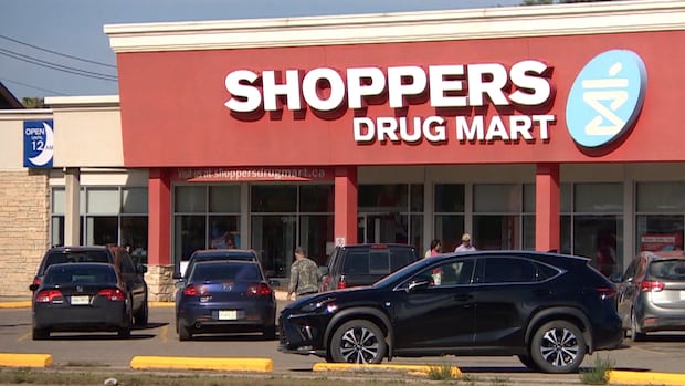 Red store with multiple cars in its parking lot