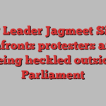 NDP Leader Jagmeet Singh confronts protesters after being heckled outside Parliament