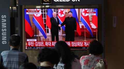 People in Seoul watch a television broadcast about a meeting between North Korean leader Kim Jong Un and Russian President Vladimir Putin in Pyongyang