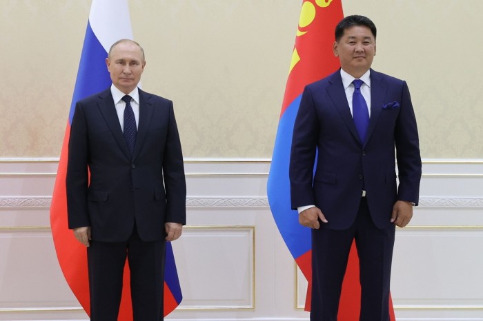 Russian President Vladimir Putin and Mongolian President Ukhnaa Khurelsukh pose for a photo at a Shanghai Cooperation Organisation meeting