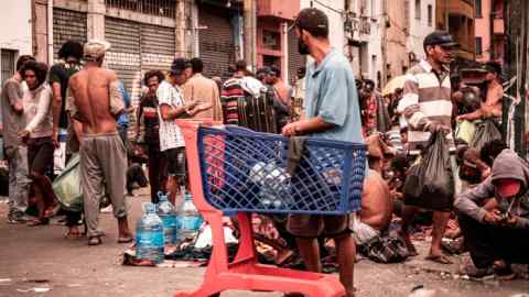 A crowd of people in the central area of São Paulo known as Cracolândia (Crackland)