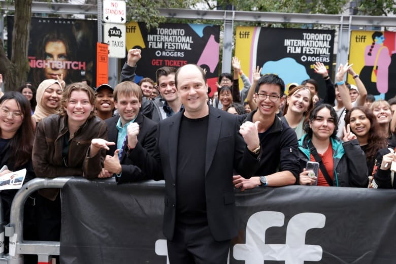 Filmmaker Mike Flanagan poses with fans. 