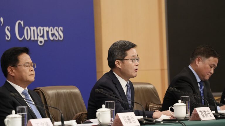 Chinese finance minister hints at increasing the deficit at highly anticipated briefing