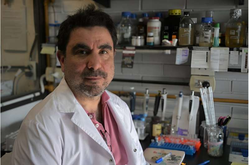 Biochemist Alejandro Nadra warns the sector is 'on the verge of collapse'