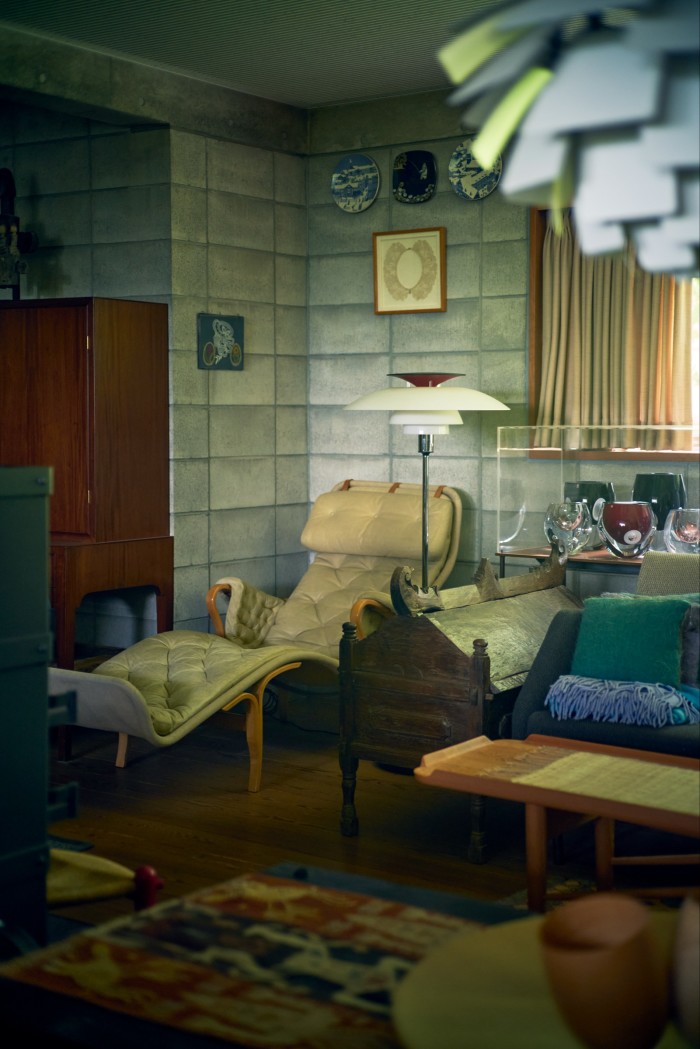 A Bruno Mathsson chaise longue in the living room