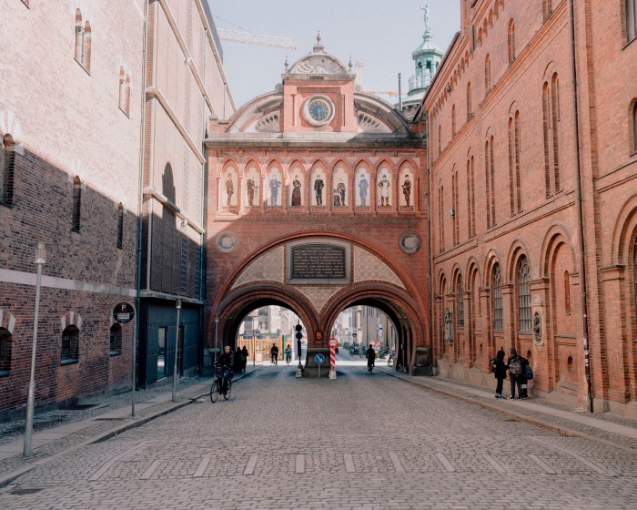 Tile portraits of Carl and Ottilia Jacobsen, their late son and Carlsberg associates line the top of the Dipylon Gate