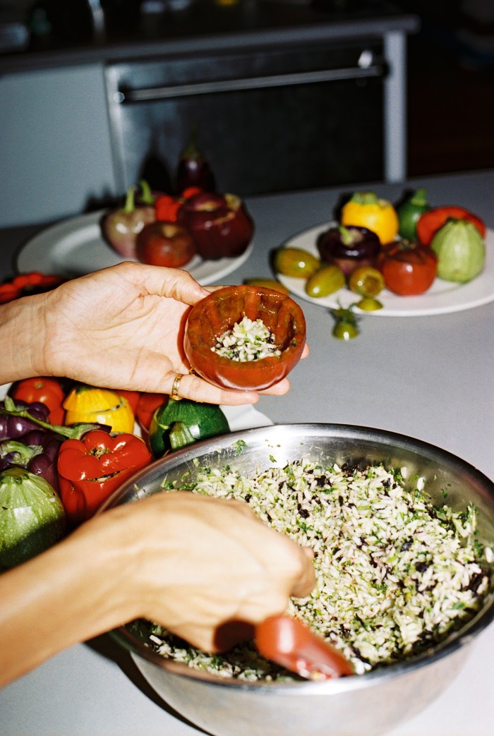 Stuffing a pepper with the short-grain rice mix