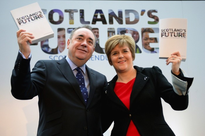 Scottish First Minister Alex Salmond (L) and Deputy First Minister Nicola Sturgeon present the White Paper for Scottish independance at the Science Museum Glasgow