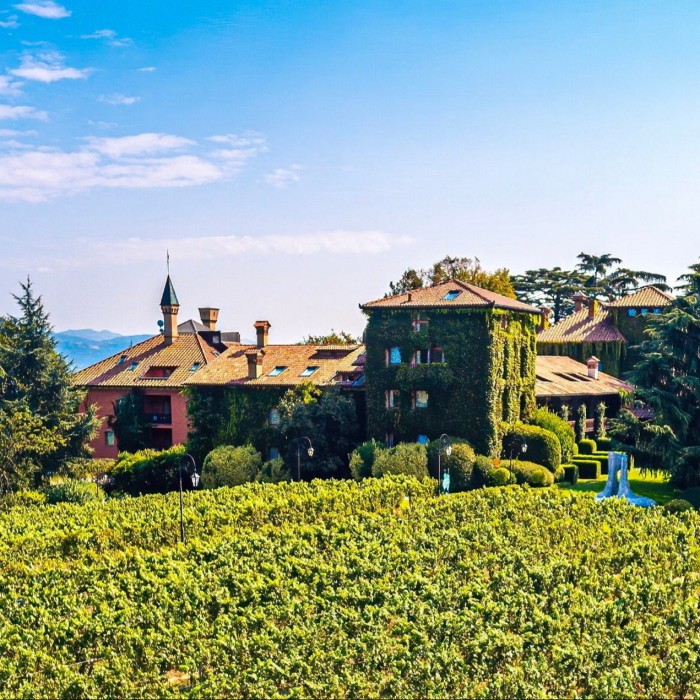  L’Albereta hotel: an ivy-clad country house; in the foreground is a green field