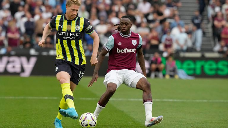 Manchester City's Kevin De Bruyne is put under pressure by West Ham's Aaron Wan-Bissaka (AP Photo/Frank Augstein)