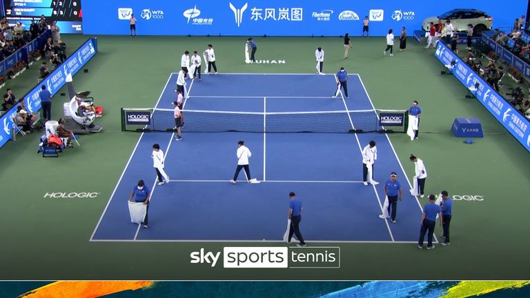 The towels were brought out to dry the court during Coco Gauff&#39;s semi-final with Aryna Sabalenka at the Wuhan Open!