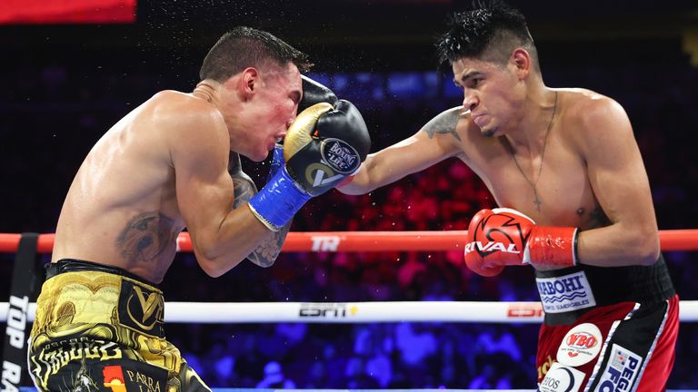 Oscar Valdez (L) and Emanuel Navarrete (R) 