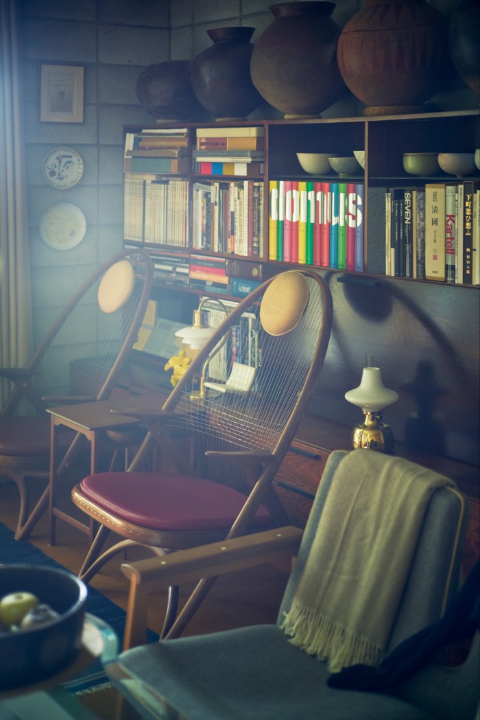 Two Racquet chairs (far left and centre), designed by Helge Vestergaard Jensen in 1955, in Noritsugu Oda’s study